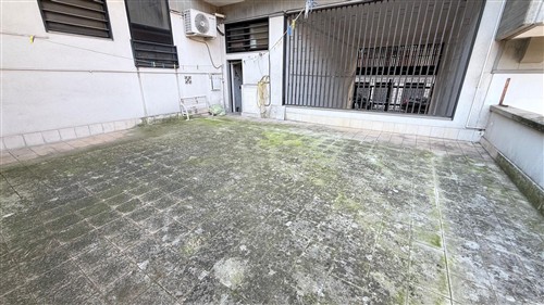 Locale commerciale angolare con 4 vetrine, giardino e cortile, zona ospedale